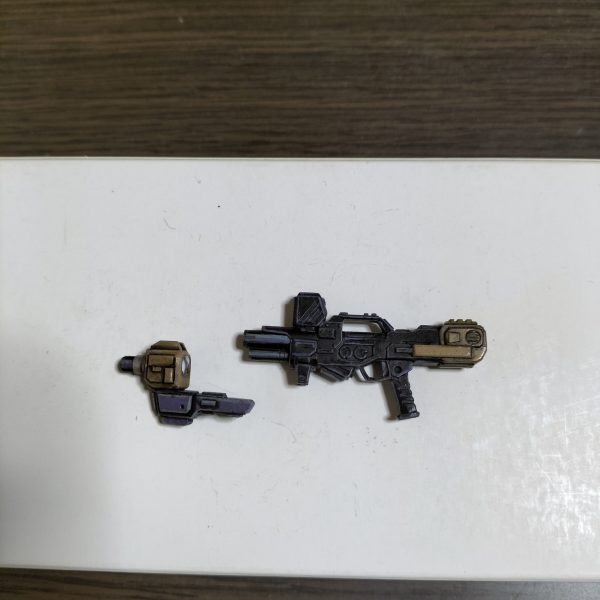 武器シリーズ組みました。パーツ構成は…脳天ビーム砲＝プラ板スクラッチ、パイルバンカー風シールド＝ブルーディスティニーのシールドより加工＋ブルーディスティニーの前腕部＋謎ジャンク＋プラ板工作、ライフル＝ブルーディスティニーのライフルより加工＋謎ジャンク＋プラ板工作次はバックパックを組み上げます┏⁠(⁠＾⁠0⁠＾⁠)⁠┛（4枚目）