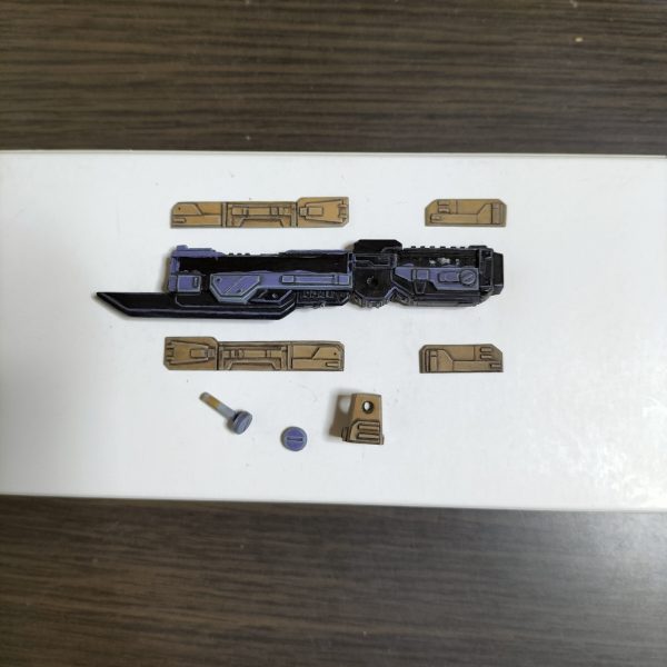 武器シリーズ組みました。パーツ構成は…脳天ビーム砲＝プラ板スクラッチ、パイルバンカー風シールド＝ブルーディスティニーのシールドより加工＋ブルーディスティニーの前腕部＋謎ジャンク＋プラ板工作、ライフル＝ブルーディスティニーのライフルより加工＋謎ジャンク＋プラ板工作次はバックパックを組み上げます┏⁠(⁠＾⁠0⁠＾⁠)⁠┛（3枚目）