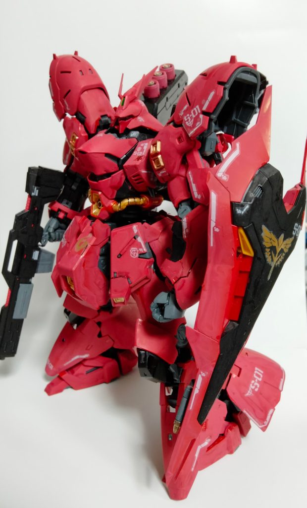 本体色はアクリジョンベースの赤で、他の細かい部分ガンダムマーカーで塗装