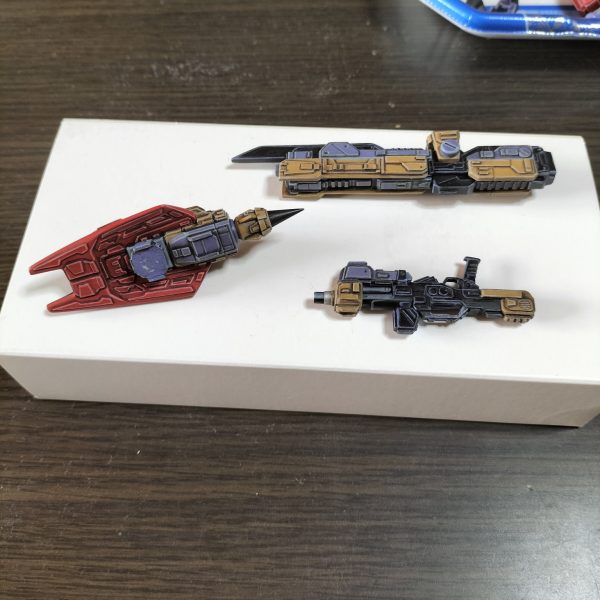 武器シリーズ組みました。パーツ構成は…脳天ビーム砲＝プラ板スクラッチ、パイルバンカー風シールド＝ブルーディスティニーのシールドより加工＋ブルーディスティニーの前腕部＋謎ジャンク＋プラ板工作、ライフル＝ブルーディスティニーのライフルより加工＋謎ジャンク＋プラ板工作次はバックパックを組み上げます┏⁠(⁠＾⁠0⁠＾⁠)⁠┛（2枚目）