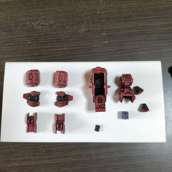 バックパック組みました。パーツ構成は…バックパック＝カエルロボより加工＋ブルーディスティニーの肩アーマー、前腕部、バックパックパーツの一部、両腿＋謎ジャンク＋プラ板工作、プロペラントタンク＝カエルロボ＋100均鉛筆キャップ＋プラ板工作次はリアスカート兼ブースターパックやろうと思います。着々と完成に近づいております♪⁠～⁠(⁠´⁠ε⁠｀⁠ ⁠)（5枚目）