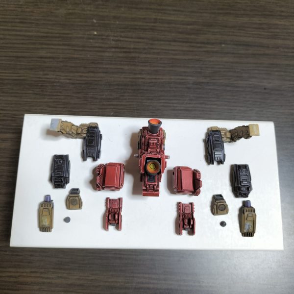 バックパック組みました。パーツ構成は…バックパック＝カエルロボより加工＋ブルーディスティニーの肩アーマー、前腕部、バックパックパーツの一部、両腿＋謎ジャンク＋プラ板工作、プロペラントタンク＝カエルロボ＋100均鉛筆キャップ＋プラ板工作次はリアスカート兼ブースターパックやろうと思います。着々と完成に近づいております♪⁠～⁠(⁠´⁠ε⁠｀⁠ ⁠)（4枚目）