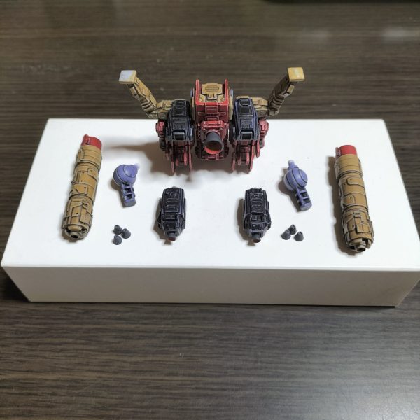 バックパック組みました。パーツ構成は…バックパック＝カエルロボより加工＋ブルーディスティニーの肩アーマー、前腕部、バックパックパーツの一部、両腿＋謎ジャンク＋プラ板工作、プロペラントタンク＝カエルロボ＋100均鉛筆キャップ＋プラ板工作次はリアスカート兼ブースターパックやろうと思います。着々と完成に近づいております♪⁠～⁠(⁠´⁠ε⁠｀⁠ ⁠)（3枚目）