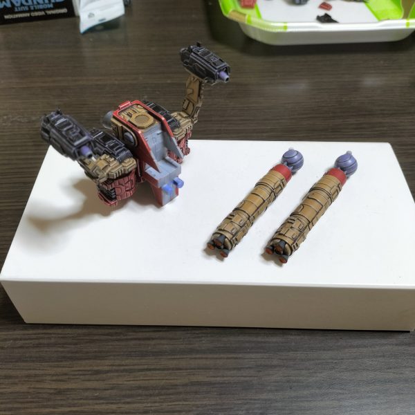 バックパック組みました。パーツ構成は…バックパック＝カエルロボより加工＋ブルーディスティニーの肩アーマー、前腕部、バックパックパーツの一部、両腿＋謎ジャンク＋プラ板工作、プロペラントタンク＝カエルロボ＋100均鉛筆キャップ＋プラ板工作次はリアスカート兼ブースターパックやろうと思います。着々と完成に近づいております♪⁠～⁠(⁠´⁠ε⁠｀⁠ ⁠)（2枚目）