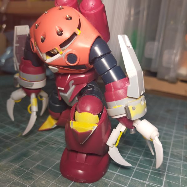 前回までで基本的な改修は出来たので、好みに改修爪は長く禍々しくついでに肘？もジャンクバーツでガントレット風にしてみたその他、胸部に丸ダクトを追加足首にも保護パーツ的なモノを追加だいたい形になったので、装甲部を溶きパテで鋳造風に荒らす溶きパテはオーソドックスなラッカーパテ×薄め液にマルチプライマーを混ぜて食い付きを良くしている バックパックのモールドがだいぶ甘くなってしまったので、乾燥したら掘り直し（2枚目）