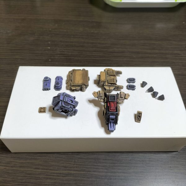 今日も朝も早うから工作しています😁腰、リアスカート兼ブースターパック、フロントアーマーができました。パーツ構成は…腰＝カエルロボより加工＋プラ板工作、リアスカート兼ブースターパック＝ブルーディスティニーのバックパック＋謎ジャンク＋プラ板工作、フロントアーマー＝ブルーディスティニーの脛パーツ＋謎ジャンク＋プラ板工作残すは脚部と頭となりました。（2枚目）