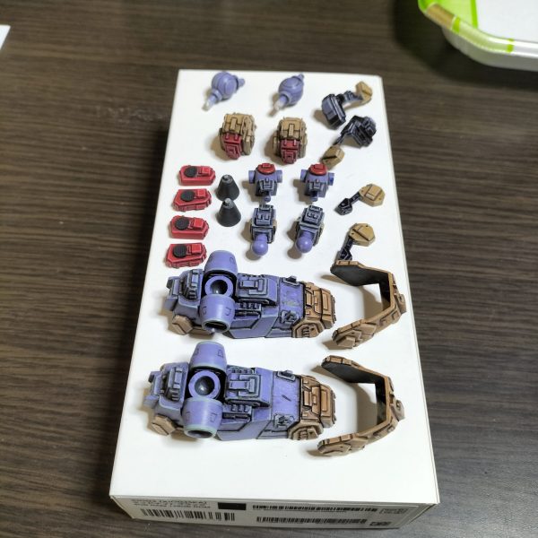 足と脚部が完成しました。パーツ構成は…足＝1/100トールギスの足より加工＋プラ板工作、脚部＝1/100トールギスの肩パーツ＋ブルーディスティニーの肩パーツ＋プラ板工作ゴールが見えてきました😁👍️（4枚目）