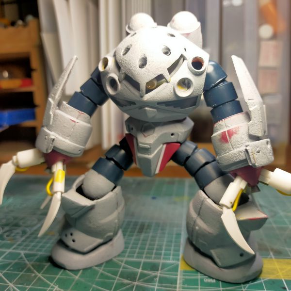 前回までで基本的な改修は出来たので、好みに改修爪は長く禍々しくついでに肘？もジャンクバーツでガントレット風にしてみたその他、胸部に丸ダクトを追加足首にも保護パーツ的なモノを追加だいたい形になったので、装甲部を溶きパテで鋳造風に荒らす溶きパテはオーソドックスなラッカーパテ×薄め液にマルチプライマーを混ぜて食い付きを良くしている バックパックのモールドがだいぶ甘くなってしまったので、乾燥したら掘り直し（5枚目）