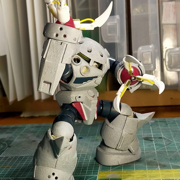 前回までで基本的な改修は出来たので、好みに改修爪は長く禍々しくついでに肘？もジャンクバーツでガントレット風にしてみたその他、胸部に丸ダクトを追加足首にも保護パーツ的なモノを追加だいたい形になったので、装甲部を溶きパテで鋳造風に荒らす溶きパテはオーソドックスなラッカーパテ×薄め液にマルチプライマーを混ぜて食い付きを良くしている バックパックのモールドがだいぶ甘くなってしまったので、乾燥したら掘り直し（6枚目）