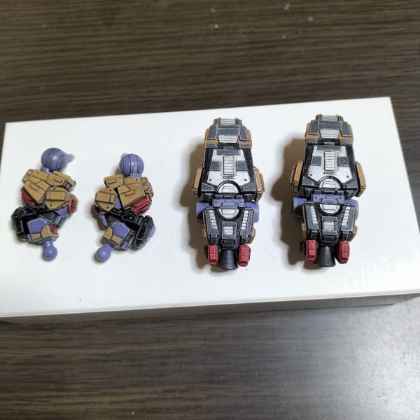 足と脚部が完成しました。パーツ構成は…足＝1/100トールギスの足より加工＋プラ板工作、脚部＝1/100トールギスの肩パーツ＋ブルーディスティニーの肩パーツ＋プラ板工作ゴールが見えてきました😁👍️（2枚目）