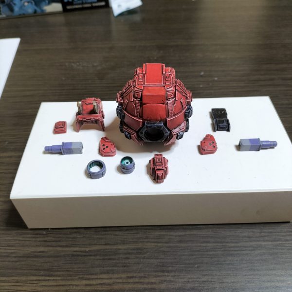 頭が完成しました。これで各部のパーツが揃いました👍️頭のパーツ構成は…カエルロボより加工＋謎ジャンク＋プラ板工作いよいよ最終組み上げです😁（3枚目）