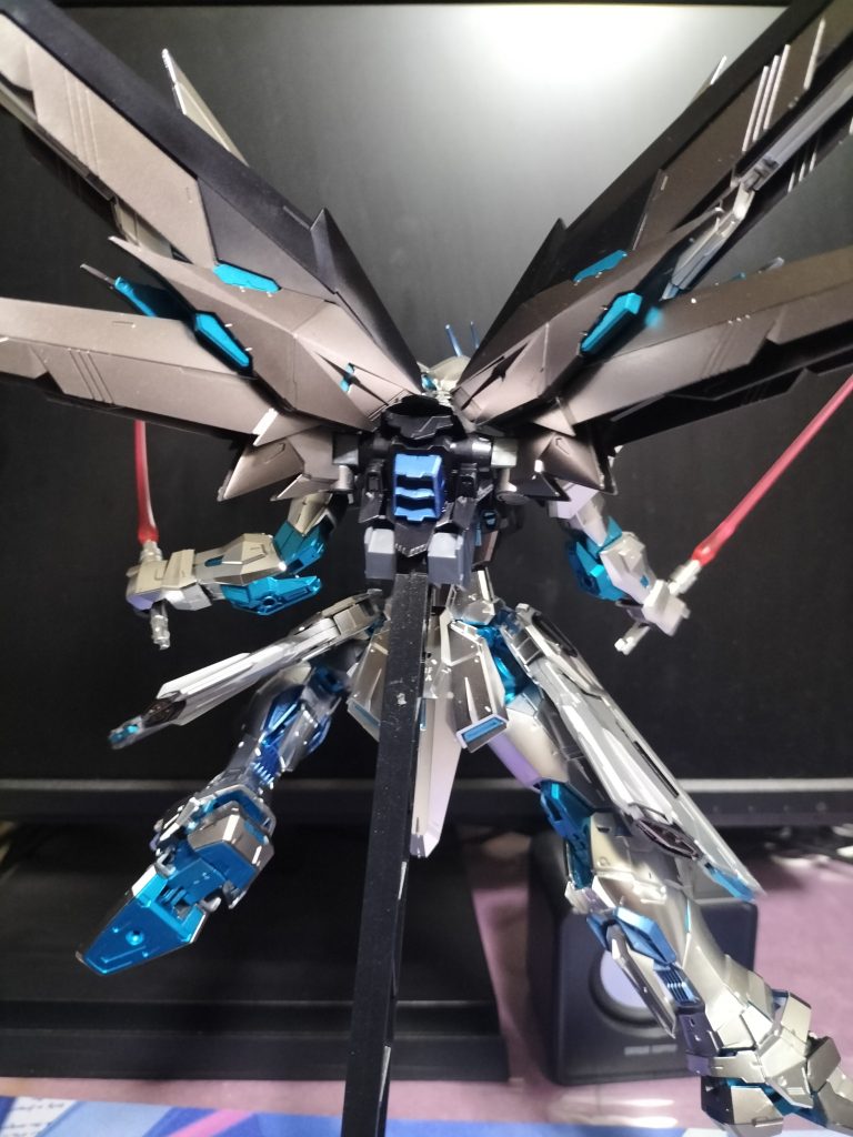 やはり後ろ姿はカッコいいですね〜。使用色メッキシルバー×ガンダムブラック、ヘビーガンメタリック、メタリックブルー、コスモメタブルー、ガンダムメタブルー、ガンダムシルバー、ガンダムメタレッド(下地)読んでくださりありがとうございます。