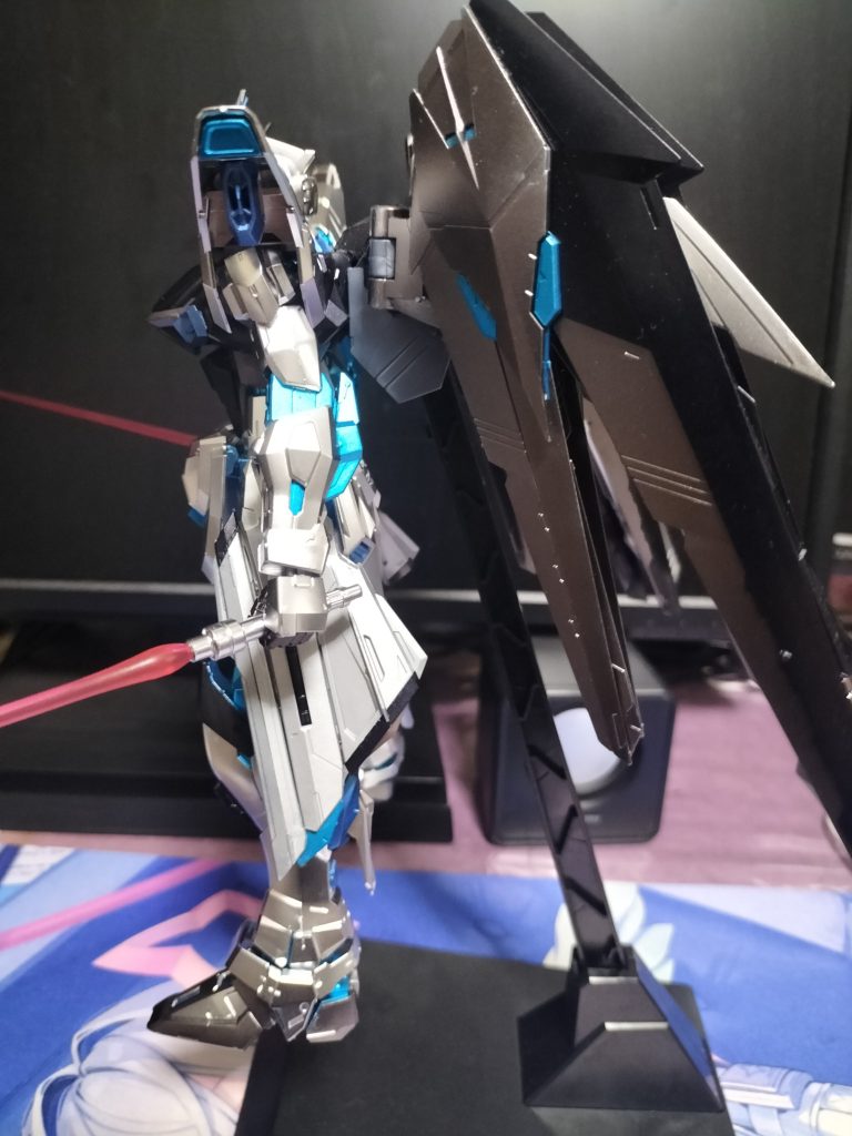 黒色の部分はメッキシルバーとガンダムブラックを混ぜ光沢感のある感じにしました。
