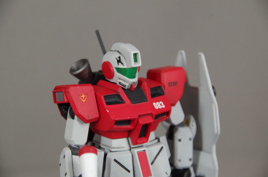 耳の丸パーツは削り飛ばして市販品を薄く削って取り付けています。おかげでカメラのクリアパーツ含め塗装後の後ハメが可能になりました。コクピットハッチのパーツが紛失していたのでプラ板で適当に蓋をしました。