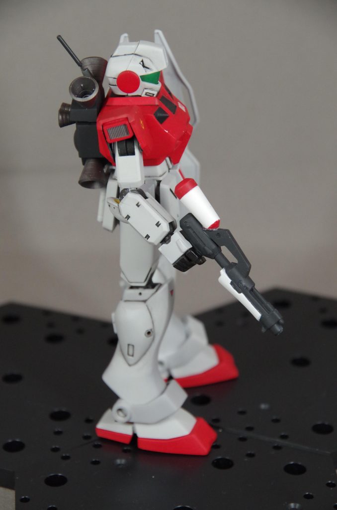 肩パーツは腕との関節を削り独立して動くようにしました。また、肩口のスラスターは市販品に置き換えています。ビームガンは中央部の細い部分をプラ棒に置き換え。下腕は分割位置を塗装後に後ハメ出来るよう変更しています。