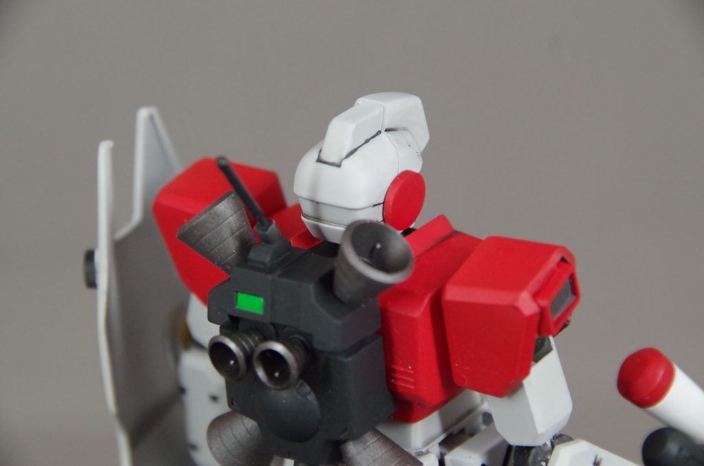 バックパックのバーニアを紛失したので市販品で一回り大きなものに変更しました。襟元にあったアンテナはバックパックの上部に位置を変更し、真鍮線やプラ棒で製作しています。