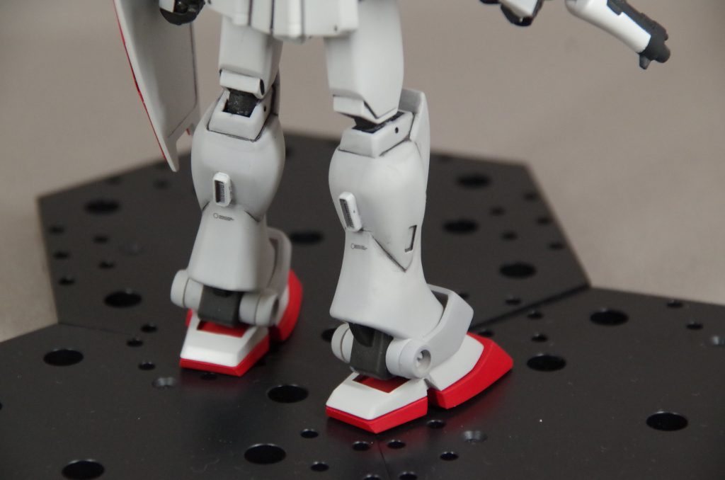 ふくらはぎ後部は既存のモールドを埋めて市販品の角バーニアを取り付けています。ただ、映像作品ではこの部分は給油口的な扱いだったんですよね~膝のポリキャップは切り込みを入れて塗装後に後ハメしています。