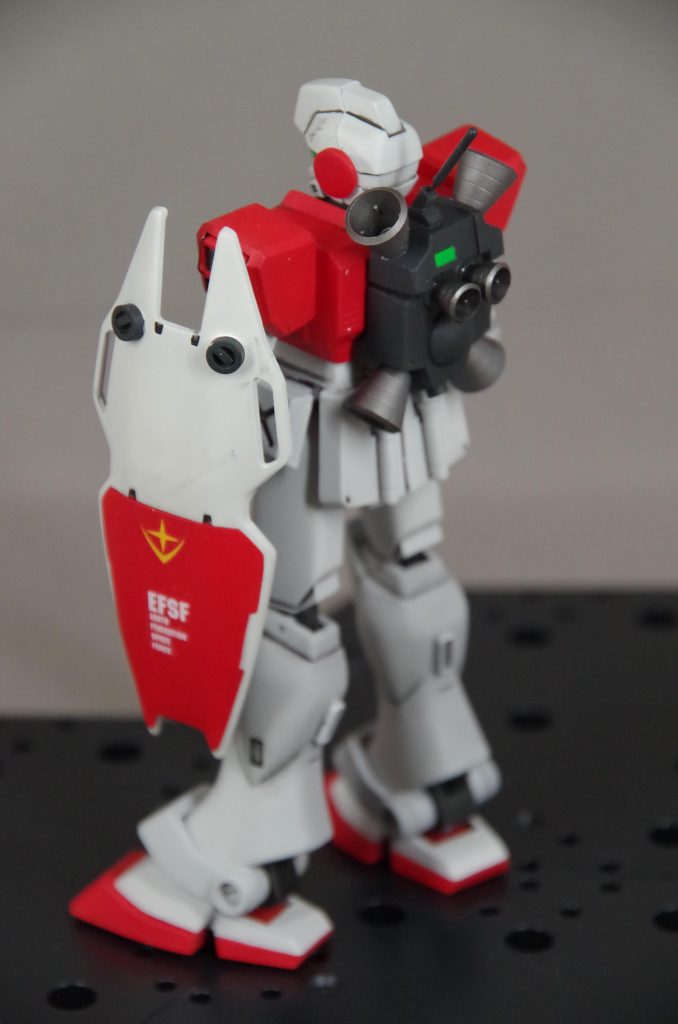 シールドは丸一モールドをプラ棒・プラ棒で作り直しています。また裏側ぱパテやプラペーパーで成形ピン跡を隠しています。