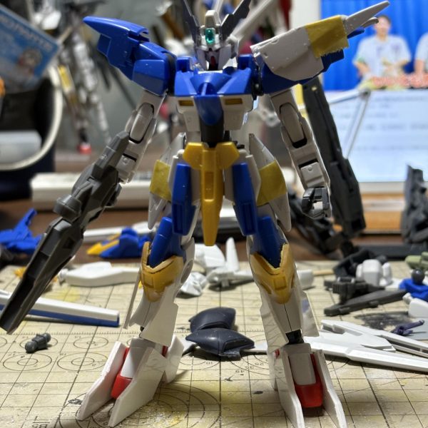 ザンスパインっぽいV2を製作中。V2アサルトバスターをベースにパーツ組み替えたり、プラ板で形状変更したり、一部他キットを使用しています。基本工作はほぼ終わったので天気が良くなり次第塗装しようと思います。（4枚目）