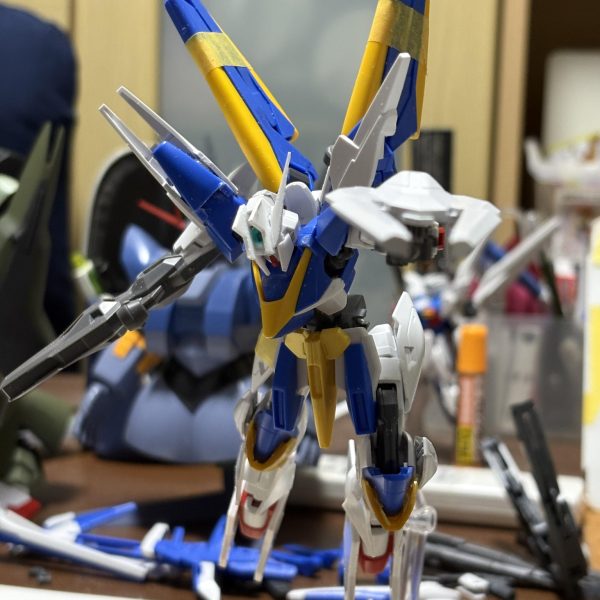 ザンスパインっぽいV2を製作中。V2アサルトバスターをベースにパーツ組み替えたり、プラ板で形状変更したり、一部他キットを使用しています。基本工作はほぼ終わったので天気が良くなり次第塗装しようと思います。（7枚目）
