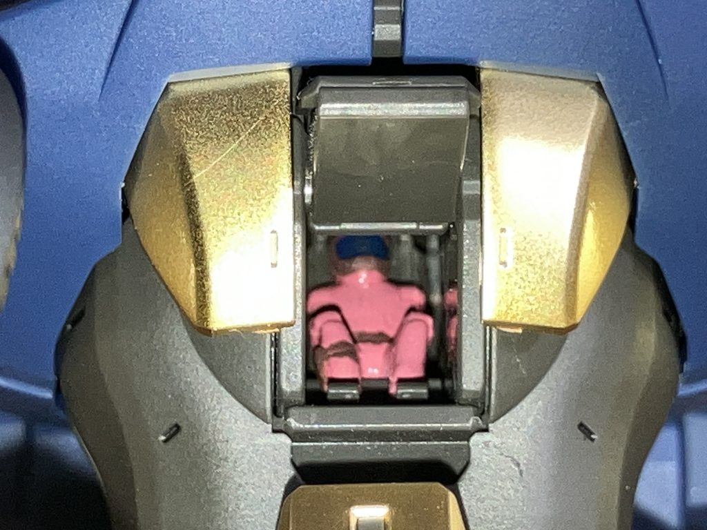 クワトロ大尉乗せました。細い筆は難しい😓ハッチの先端ヤスリがけ忘れた。