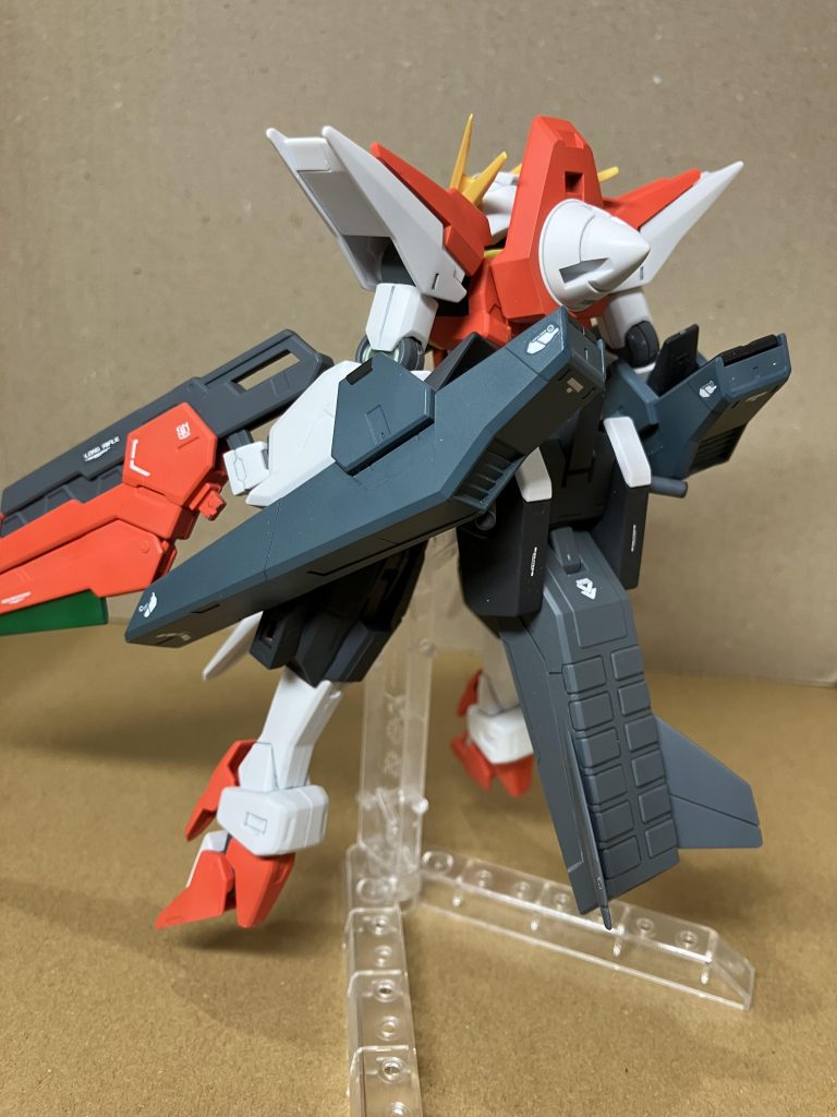 太陽炉は背中に追加しました。救援に向かった際に拾った擬似太陽炉をイアンが追加で取り付けた妄想で、ツインドライブではなく、直列式?デヴァイズエクシアのイメージです。