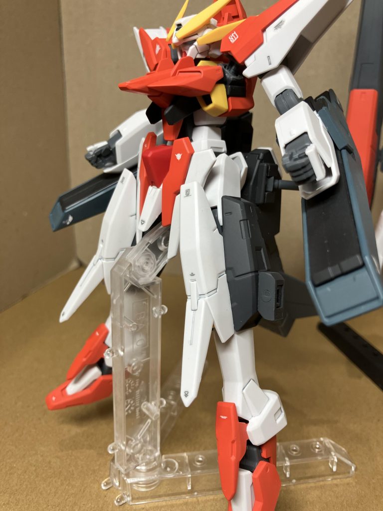 ハルートの膝横にライフル懸架のハードポイントを追加しました。