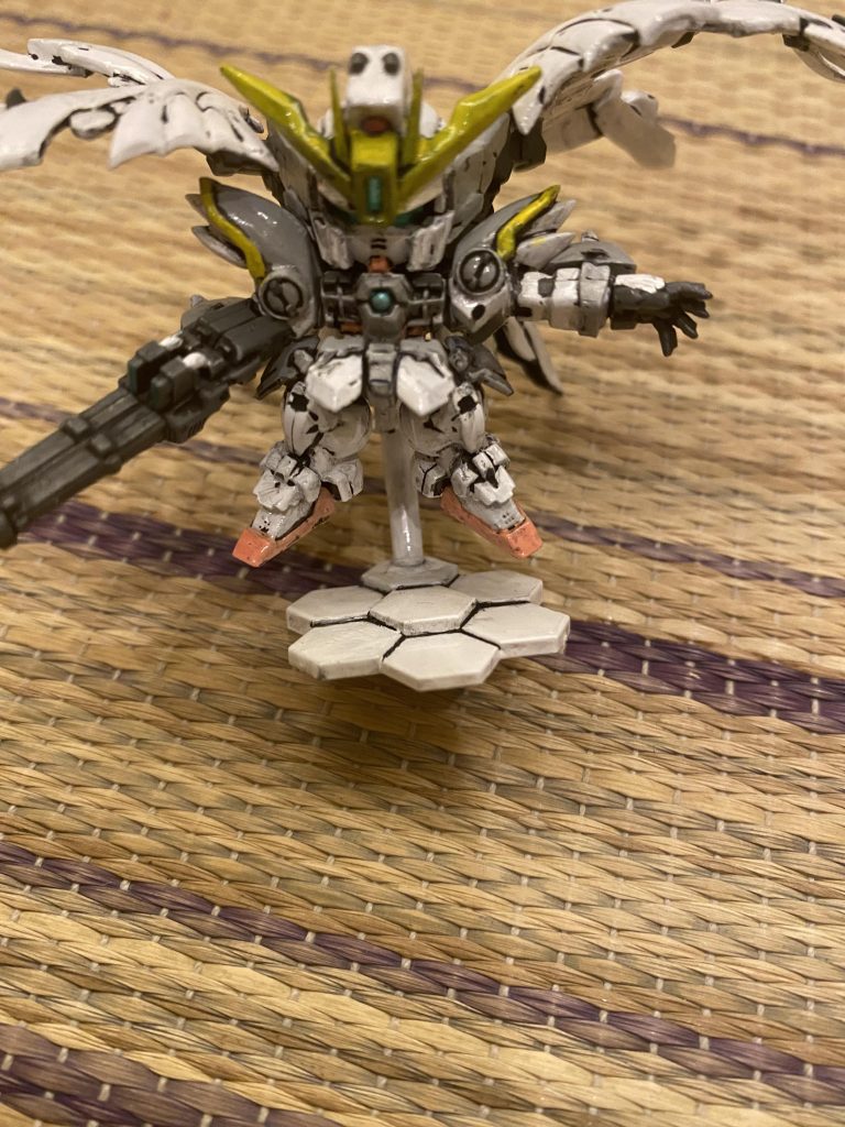 正面。普通にウイングガンダムゼロしてる正面。ただし、色は違う。