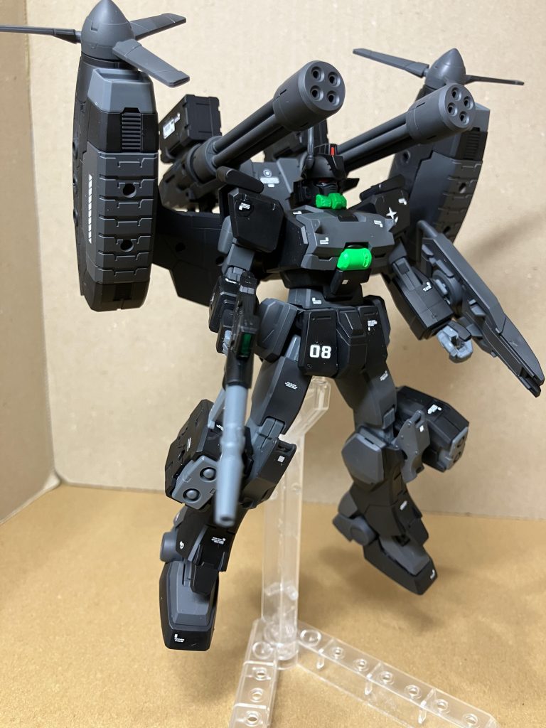 ガイアのピュアブラックを使いました。アクセントに蛍光グリーンを使いました。