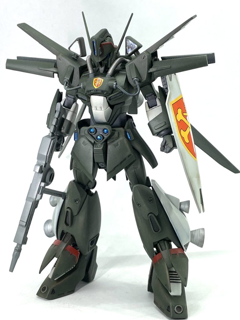 元のキットより上半身を横に詰めて細身にしました。