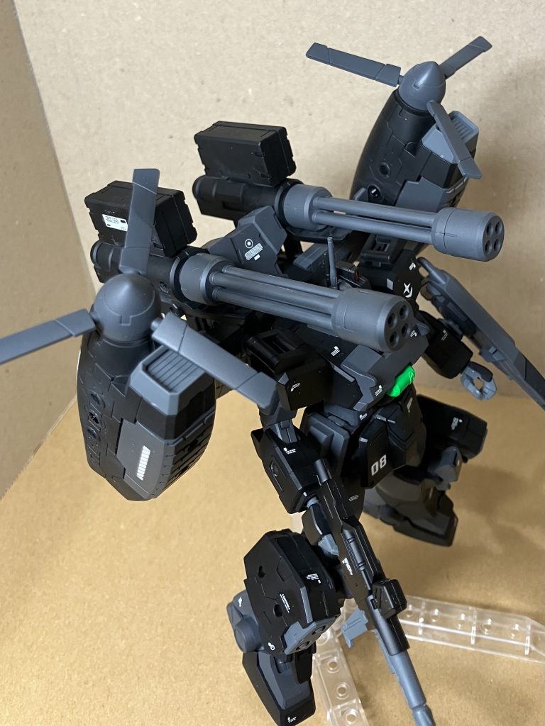 Ez8の背中にプラ板を接着し、最近共通化されてる2ダボ穴をあけて、フライトユニットを装備しています。