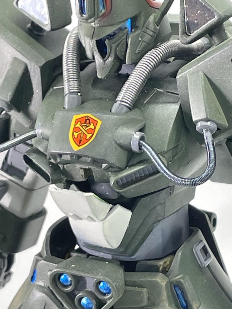 コクピットハッチ開閉ギミックも追加。動力パイプはスプリングへ差し替えました。