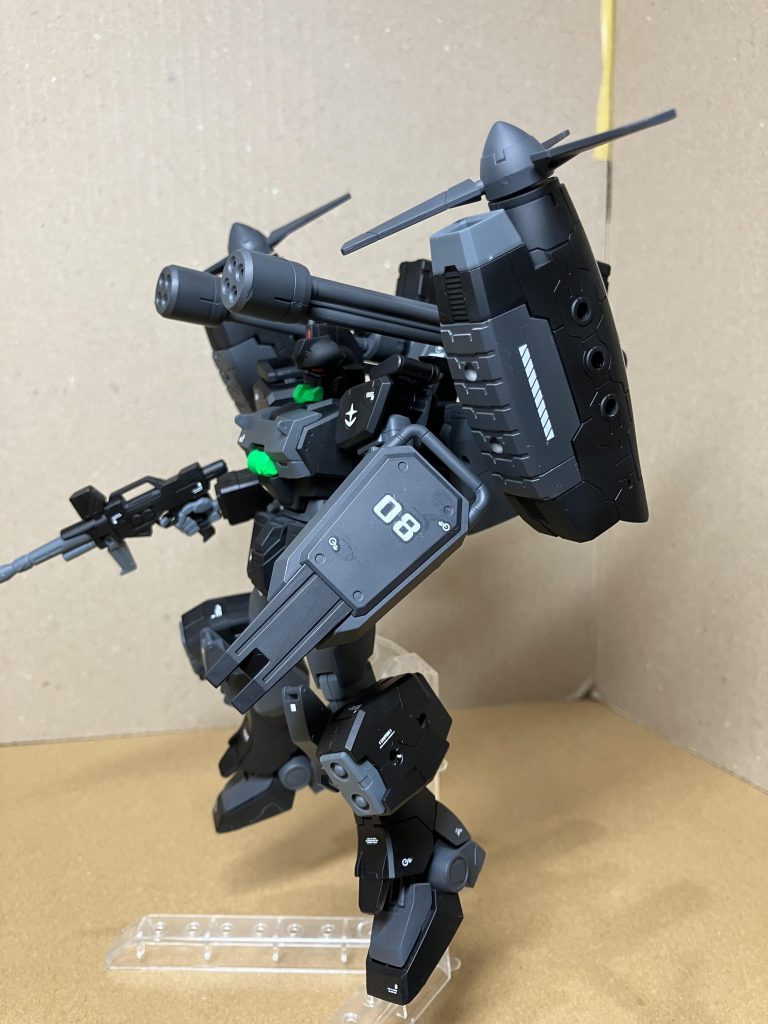 ふくらはぎにはミサイルを装備させました。