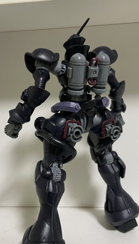 背面暗めな色なので差し色の赤が映えます