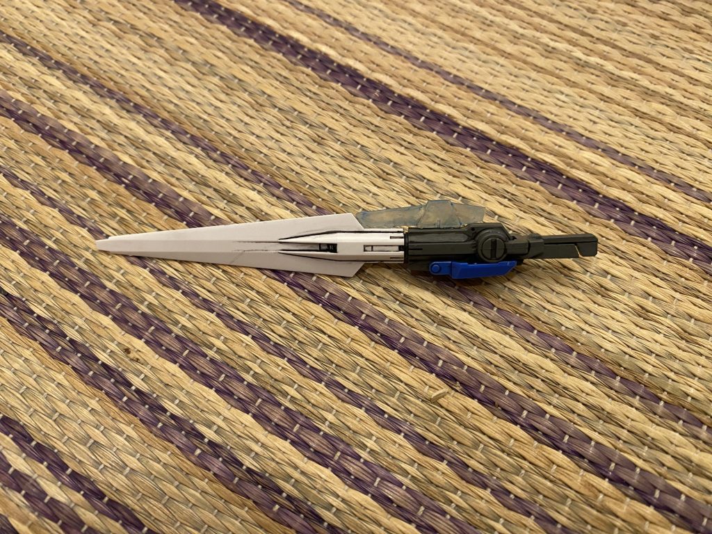 GNソードllソードモードクリアパーツは水性ホビーカラーを水で薄めまくったやつをすんげー時間かけて乾燥させるのを繰り返しました。メンドイ(´;ω;`)