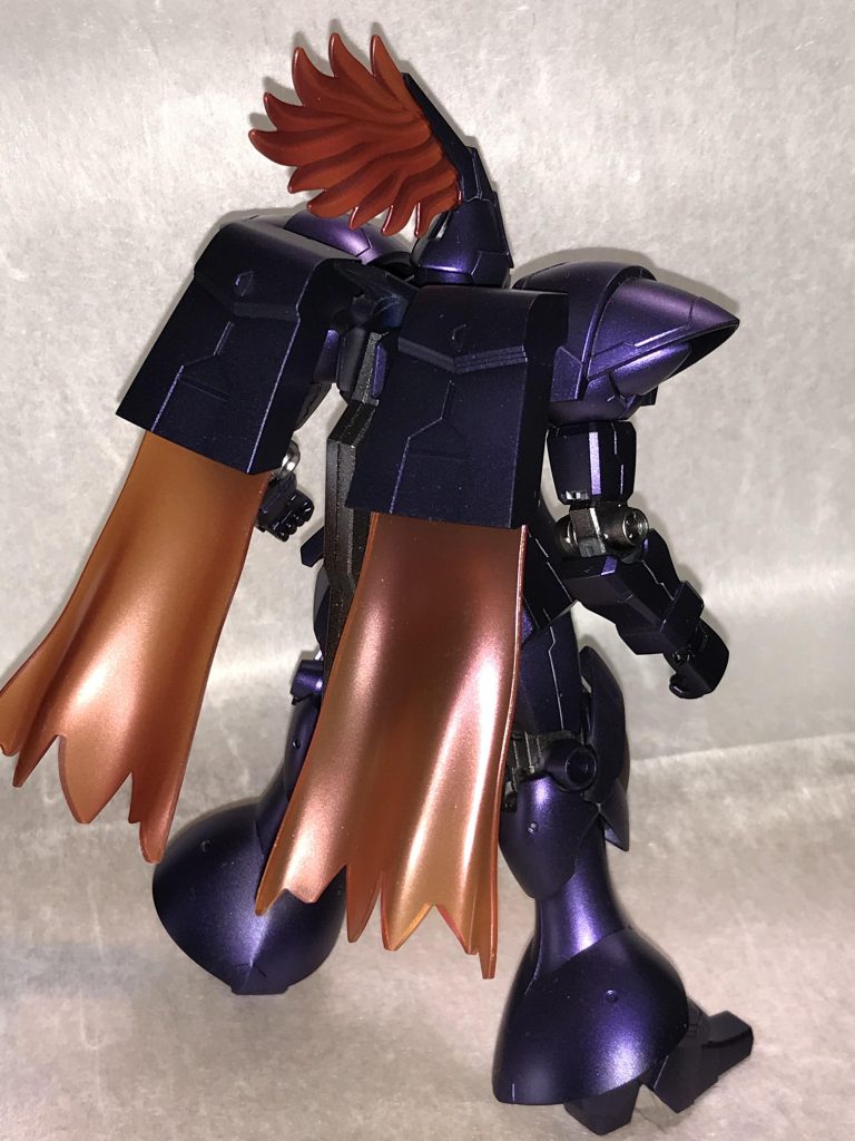 後ろ姿。マントや鶏冠飾りはグラデーション塗装。