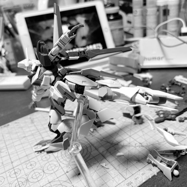 ザンスパインっぽいV2を製作中。V2アサルトバスターをベースにパーツ組み替えたり、プラ板で形状変更したり、一部他キットを使用しています。基本工作はほぼ終わったので天気が良くなり次第塗装しようと思います。（1枚目）
