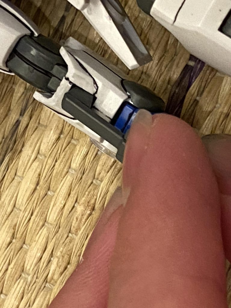 腕のコネクタ?に風穴開けてライフルモードの保持力上げてます。