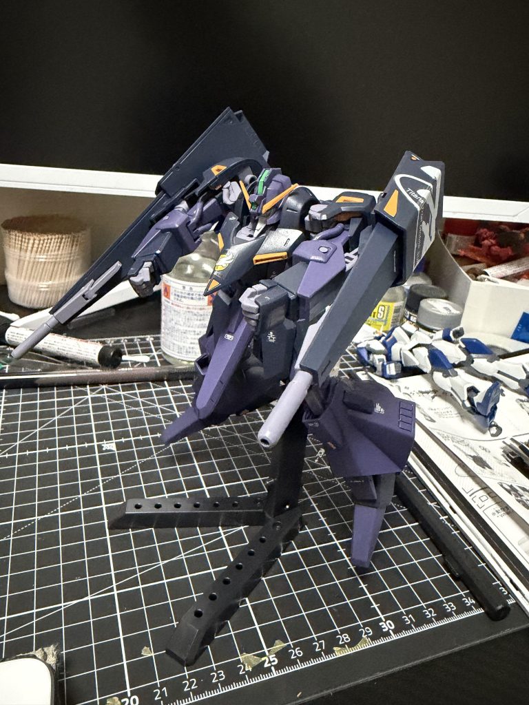 付属の台座に乗せて横にデュアルガンダムが寝そべってます笑