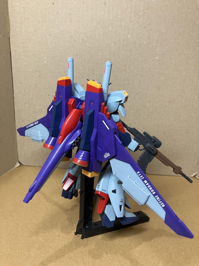 リガズィのバックパックにGディフェンサーの部品、インジャの羽、ダブルゼータのサーベル等をくっつけました。