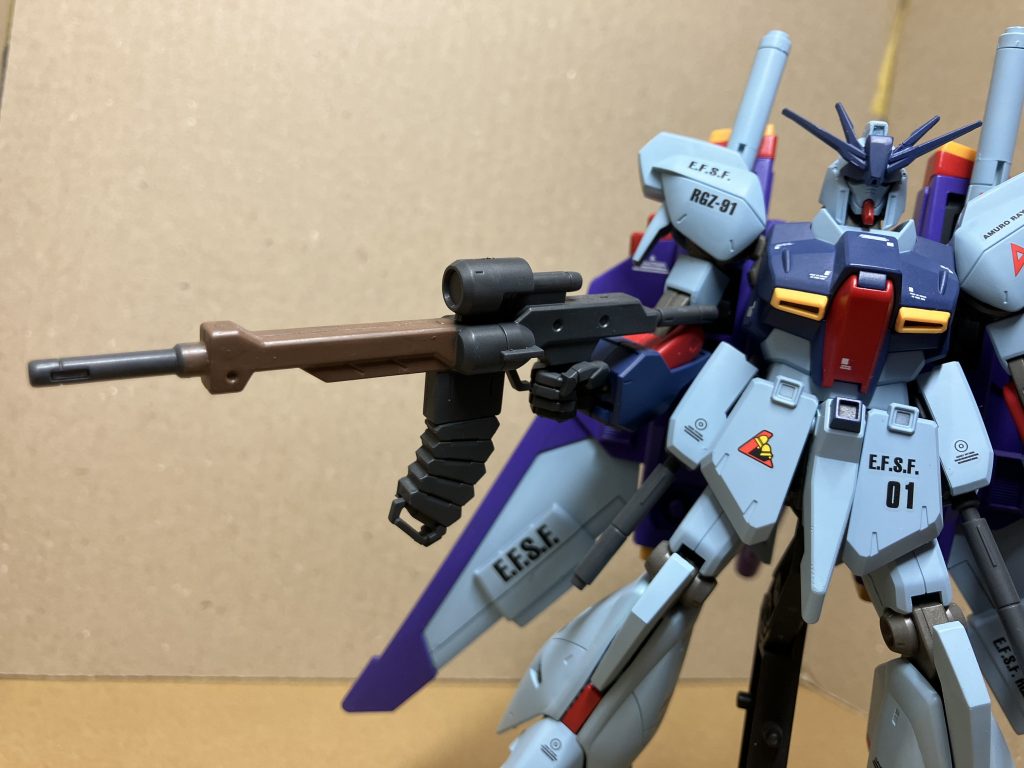 ビームアサルトライフルは、たぶんヴィダールのライフルに、ビームマグナムのカートリッジを取り付けています。