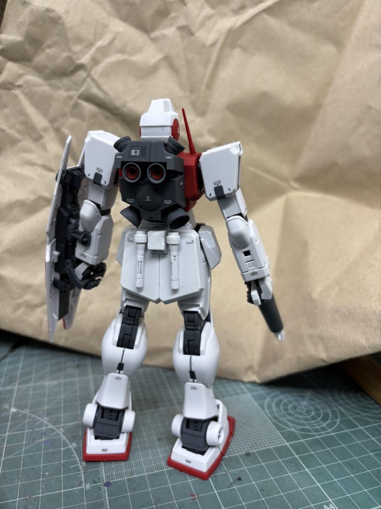 後ろ姿。宇宙用のバックパックが特徴的。