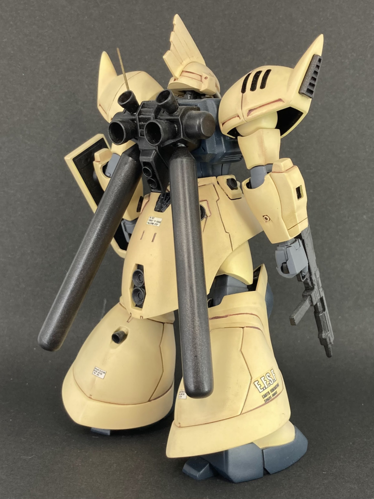 〇塗装（エアブラシデビュー作）黄：イエローFS33531+ホワイト+クリアレッド紺：ガンダムカラー ブルー20バーニア等：メタルブラック関節：グレー16裏側：エナメル フラットブラックスミ入れ：エナメル　ハルレッド仕上げ：自作デカール、パステル茶色で微シャドウ　　　　スーパークリアつや消しでコート