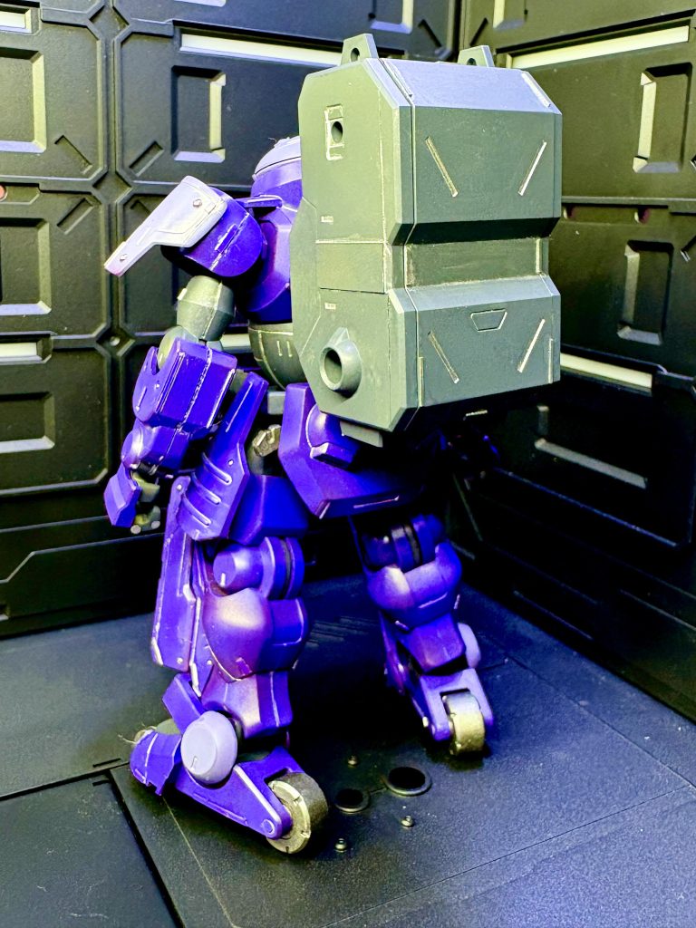 プラ板やディテールアップパーツ、スジ彫りでディテールを追加。プロポーションは弄らず製作しました。紛失していたパーツはアンクルパーツの左右のカバー一対、フロントスカートのバーニア💦娘に当時のこと聞いたら作ってるうちにどっか行ったから諦めたと思うとの解答……無くしたときにお父さんに言いなさいよ、娘ェ…