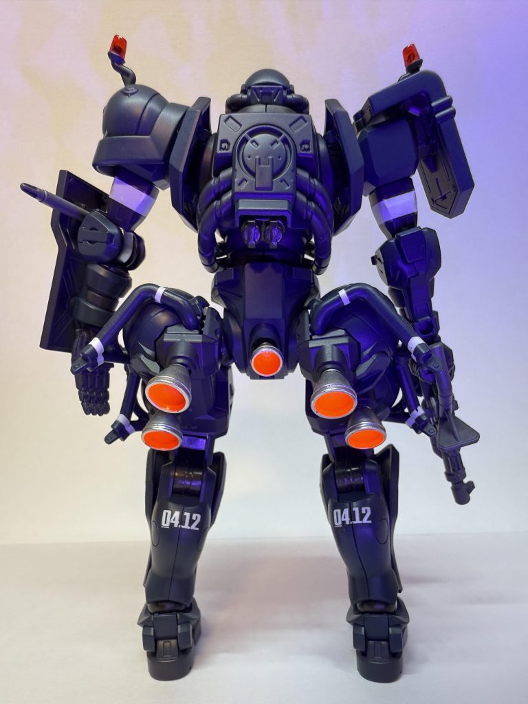 背面、バーニアの赤を蛍光で吹いたのでUVライトでビコーンなります。