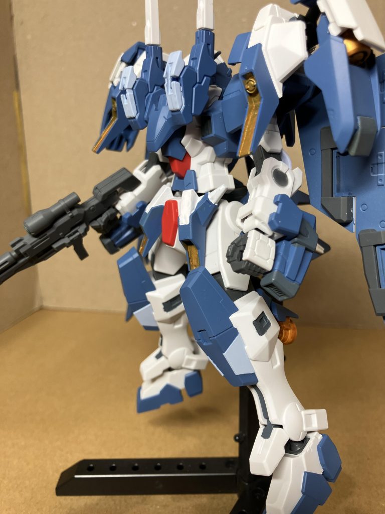 腕部ユニットはアヴァランチユニットを一部削ってポン付けです。胸部は接着しました。ふくらはぎバーニアはデュナメスのパーツに切り込みを入れてかましています。
