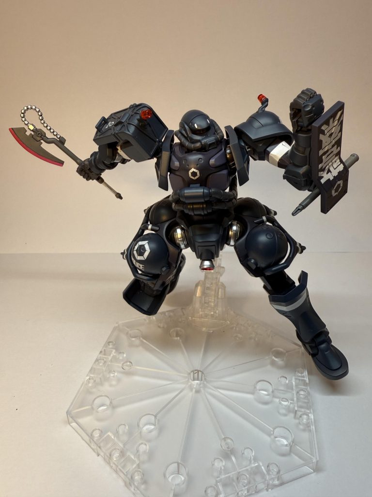 取説にあった警棒を構えているポーズを斧で再現したつもりですが、アングルが悪いのか緊張感が皆無になってしまった。