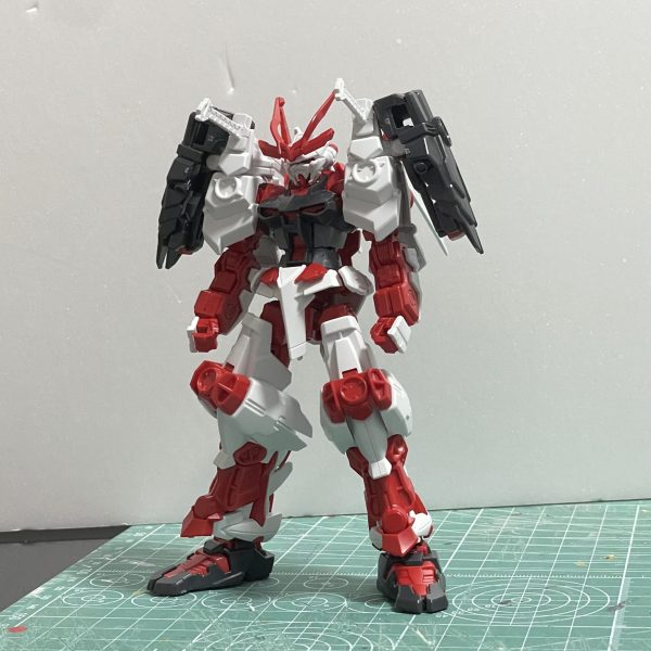 戦国アストレイを作ってます。デザインが完成されてると思ったのでミキシングはしない…しても剣一本増やそうかなくらい？模型屋で見かけて勢いで始めましたけど、アストレイは独特のディテールで難しい！ちまちま進めようと思います。（1枚目）