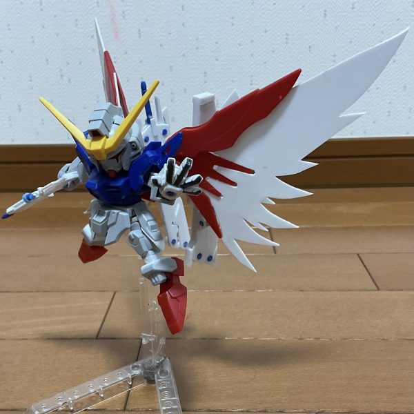 SDデスティニーガンダムspecⅡです。とりあえず武器のフルスクラッチが終わったので投稿します。後日ゼウスシルエットと塗装したものを投稿します。（1枚目）