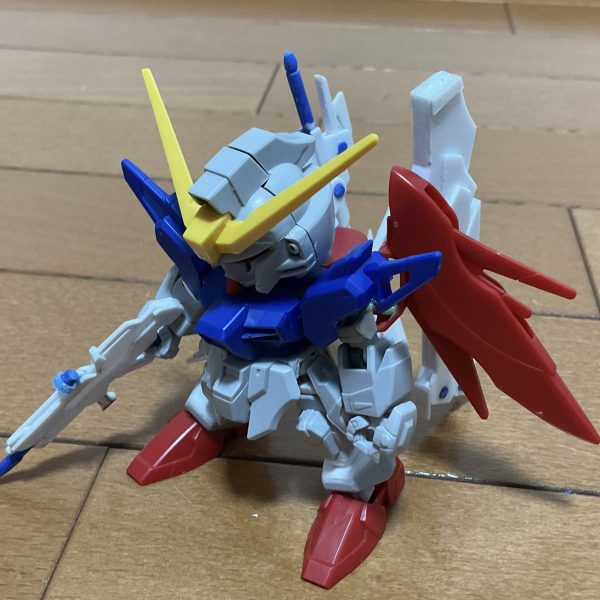 SDデスティニーガンダムspecⅡです。とりあえず武器のフルスクラッチが終わったので投稿します。後日ゼウスシルエットと塗装したものを投稿します。（3枚目）
